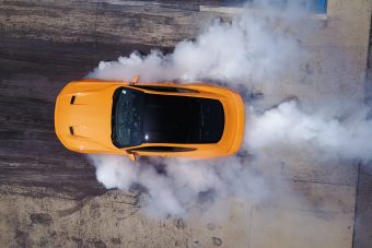 Ég a gumi a Mustangok műszerfalán