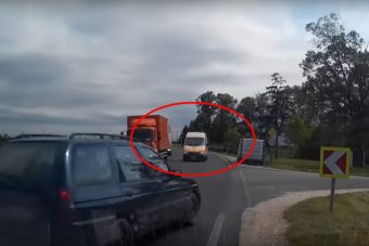 Szembe ment a mentővel a figyelmetlen autós