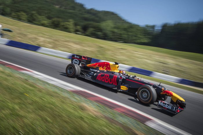 F1: Ralivilágbajnokot ültetett autóba a Red Bull – videó