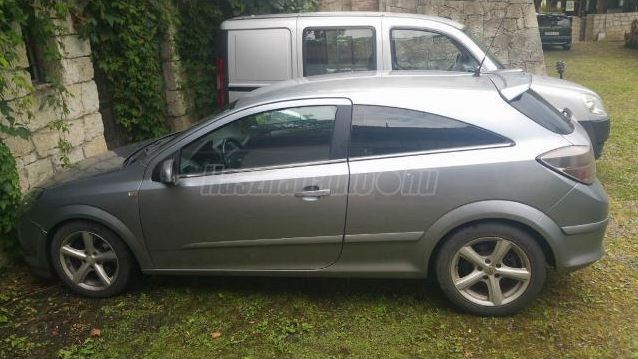 Szabadítsa meg valaki ezt a jóembert a gonosztól, mert a hányinger kerülgeti, ha ránéz 1