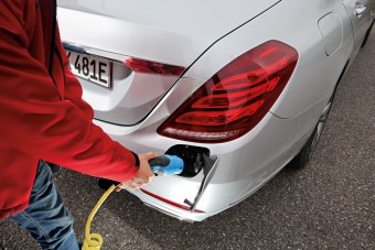 Késik a villanyautók töltésének megadóztatása