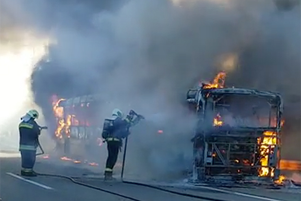 Kiégett egy busz az M1-M7-esen