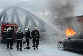 Kigyulladt egy luxus-Merci Budapesten - videó