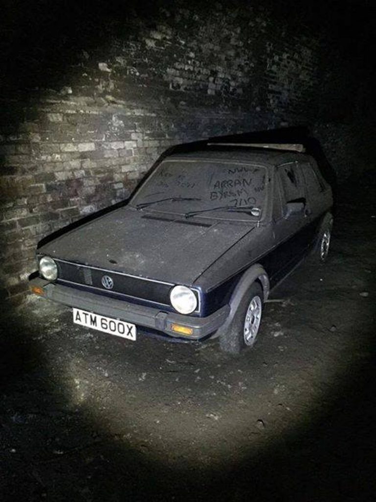 Érdekes öreg autók rohadnak egy beomlott angol alagútban 4