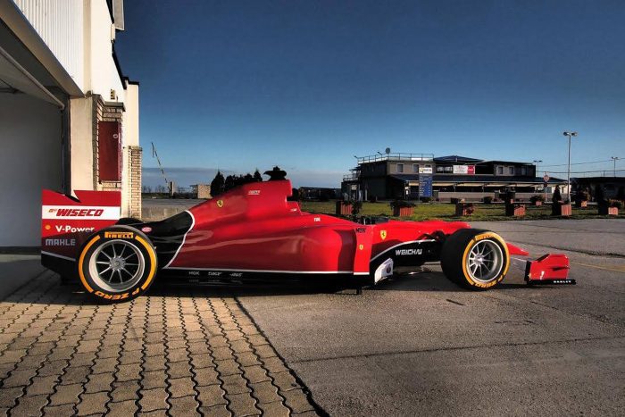 Versenyautónak látszó tárgy