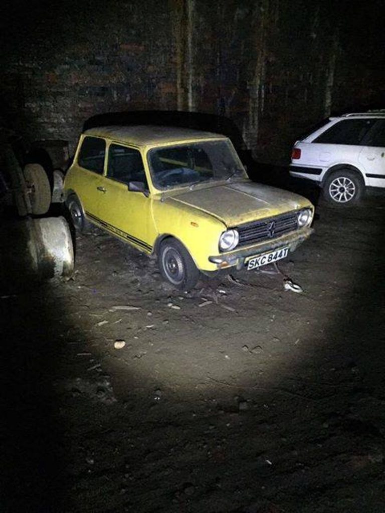 Érdekes öreg autók rohadnak egy beomlott angol alagútban 6