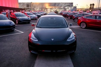 Átadták az első csapat megfizethető Teslát