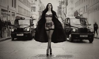 Szemlegeltetésre csábító fotók lóerőkkel és hölgyekkel