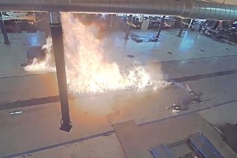 Egy egész autószervizt sikerült felgyújtania a benzint borító takarítónak