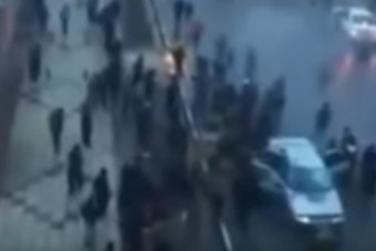 Videón, ahogy villám csap egy autóba, de nem ez a furcsa a felvételen