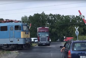 Az érkező vonat előtt felnyílt a sorompó Szegednél, az autósok pedig tudták mi a dolguk
