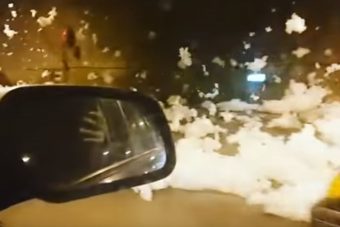 Váratlan habparti tört ki egy orosz alagútban