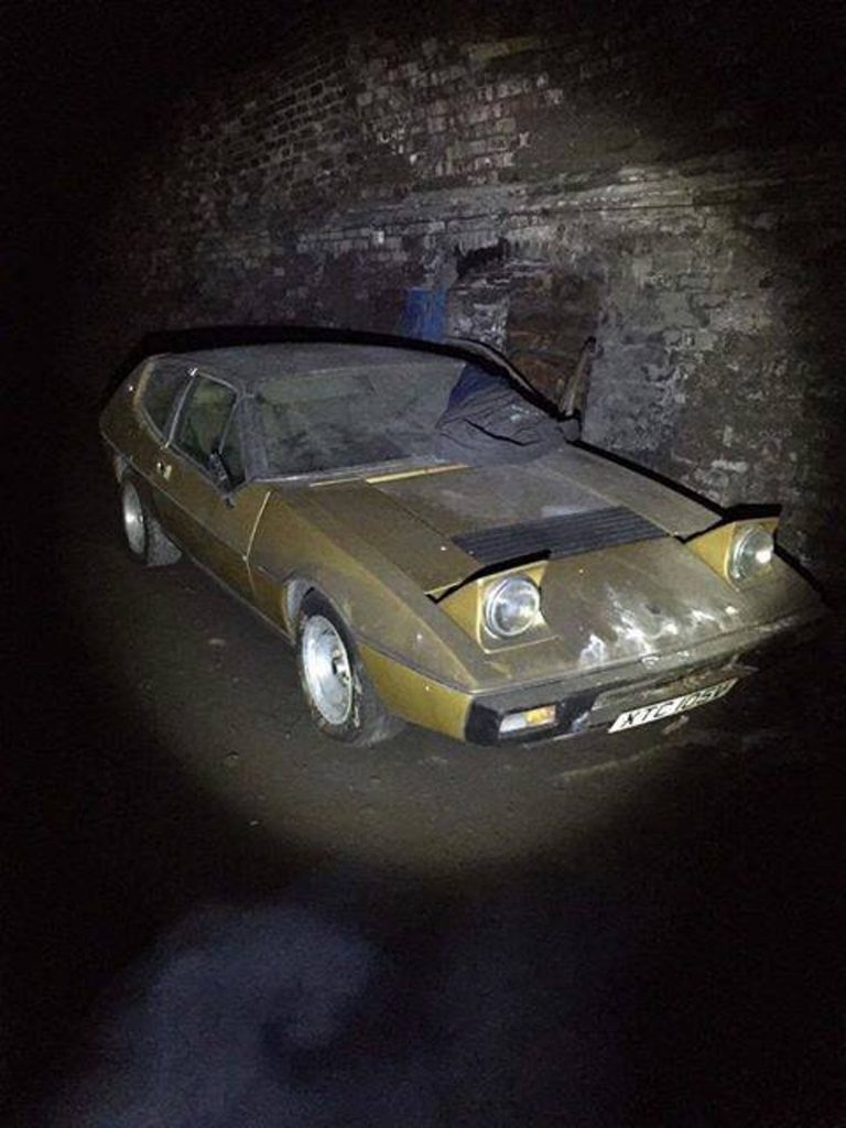 Érdekes öreg autók rohadnak egy beomlott angol alagútban 5