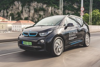 Újabb magyar városokban lehet ingyen parkolni