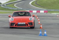 Így tanít driftelni a Porsche 45