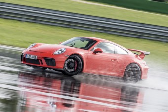 Így tanít driftelni a Porsche 