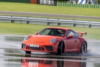 Így tanít driftelni a Porsche 48