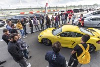 Így tanít driftelni a Porsche 58