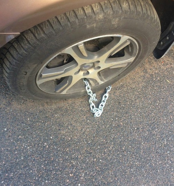 Döbbenetes autós zsarolás Oroszországban, leláncolták a kocsit 1