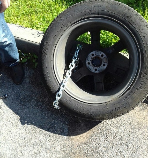 Döbbenetes autós zsarolás Oroszországban, leláncolták a kocsit 2