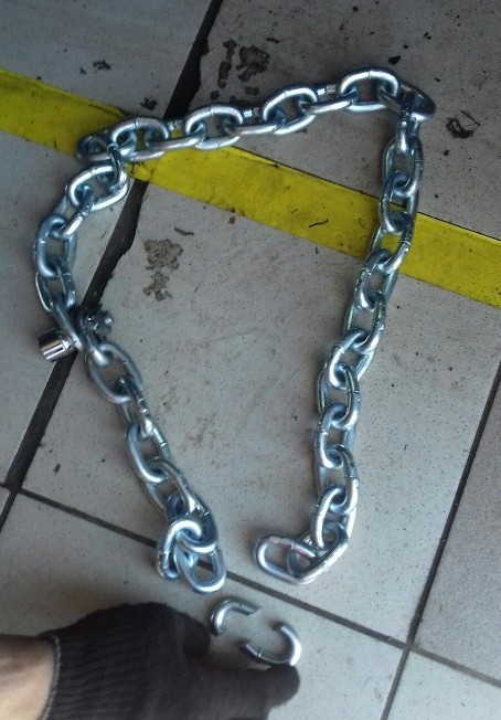 Döbbenetes autós zsarolás Oroszországban, leláncolták a kocsit 4