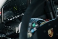 Így tanít driftelni a Porsche 70