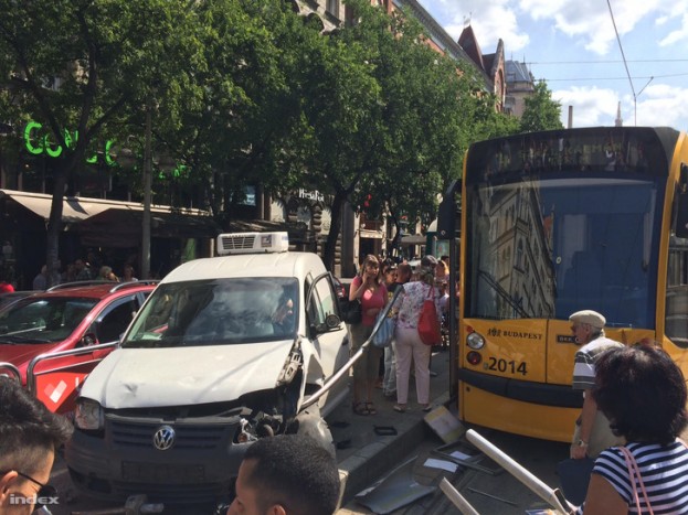 Villamosmegállóba hajtott egy furgon Pesten