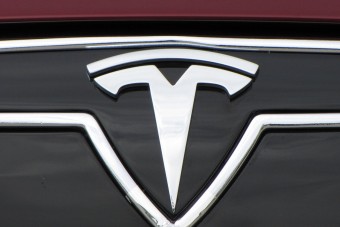 Heteken belül jön a Tesla elektromos nyerges vontatója