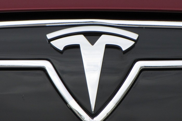Heteken belül jön a Tesla elektromos nyerges vontatója