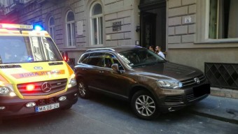 Pofátlan parkoló tartotta fel a mentőt Budapesten