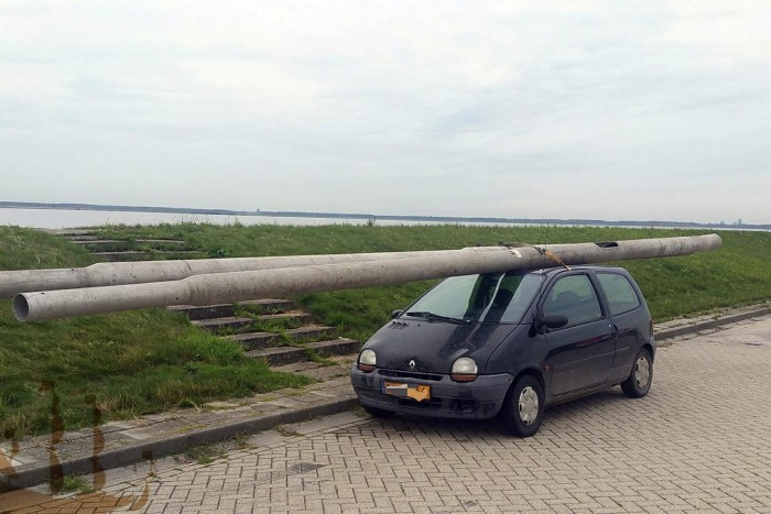 Apró autóval loptak villanyoszlopot