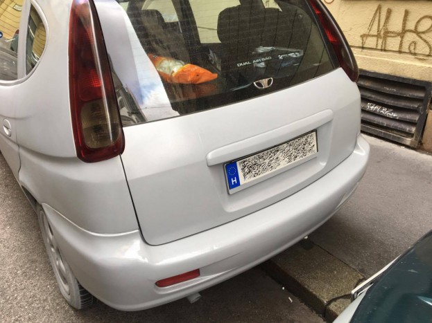 Csúnyán elbántak ezzel a Pesten parkoló autóval 2