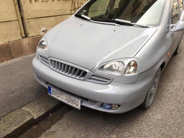 Csúnyán elbántak ezzel a Pesten parkoló autóval 5