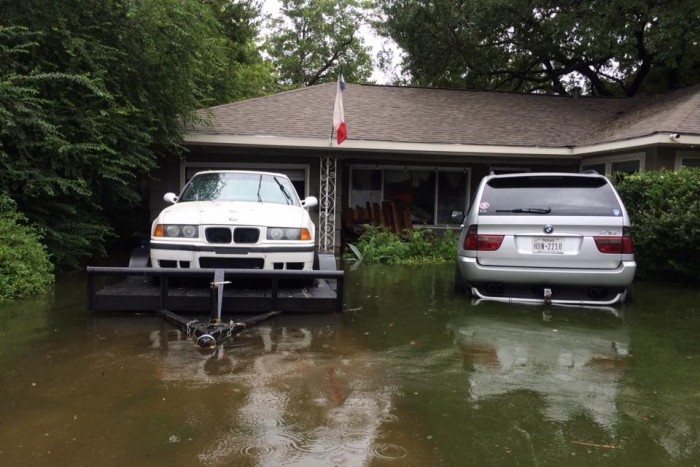 Így menti meg a BMW-ket a hurrikán elől a hős rajongó