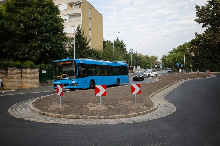 Piskótaalakú körforgalmat adtak át Budán 1