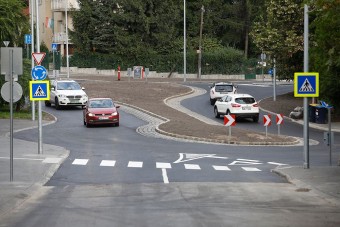 Piskótaalakú körforgalmat adtak át Budán