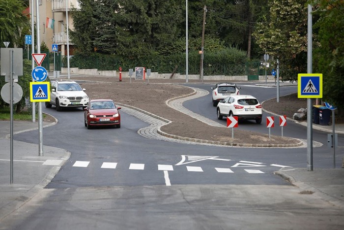 Piskótaalakú körforgalmat adtak át Budán