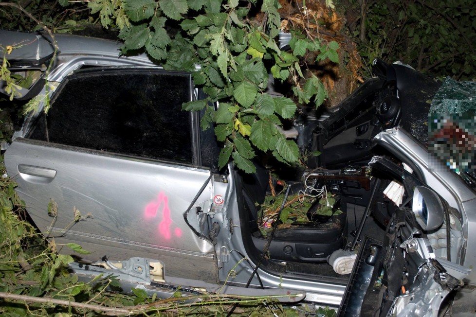 Két fiatal halott, egy atomjaira szakadt Audi A8 és az örök kérdés: megéri? 3