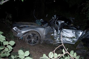 Két fiatal halott, egy atomjaira szakadt Audi A8 és az örök kérdés: megéri?