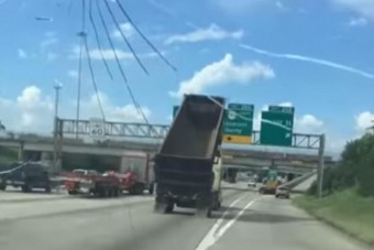 Videón, ahogy egy kamion lerombol egy autópályát