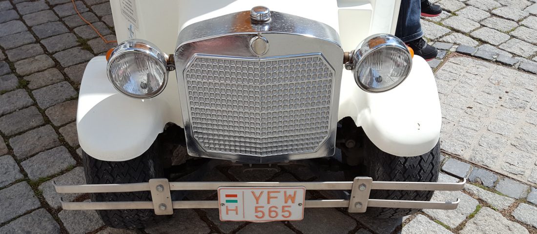 Ritkán látott magyar rendszám vörös betűkkel