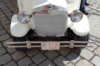 Ritkán látott magyar rendszám vörös betűkkel