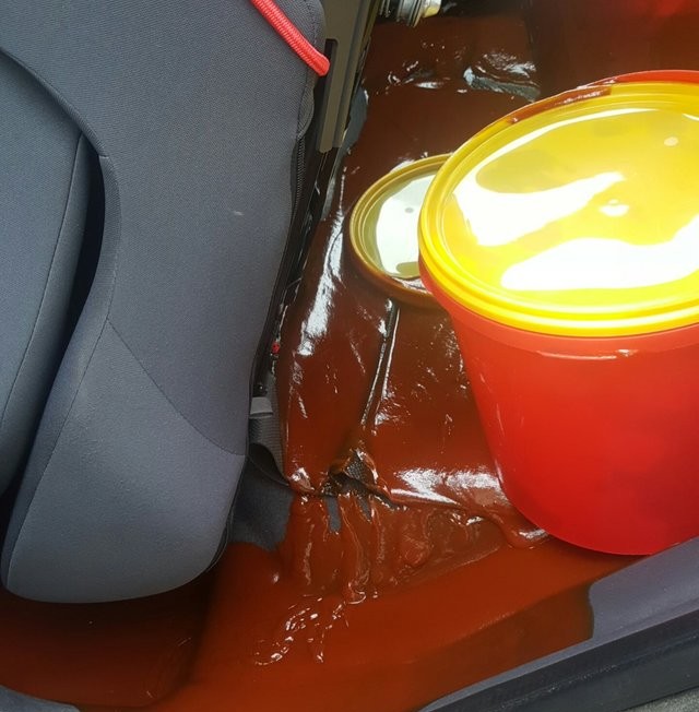 20 kilónyi ketchup borul ki az autódban, te mit tennél? 2 | Vezess 20 kilónyi ketchup borul ki az autódban, te mit tennél? 2