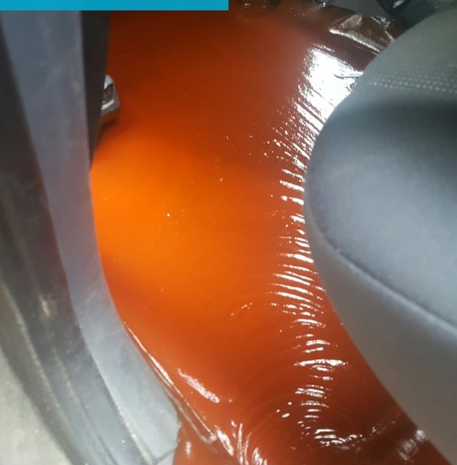 20 kilónyi ketchup borul ki az autódban, te mit tennél? 1