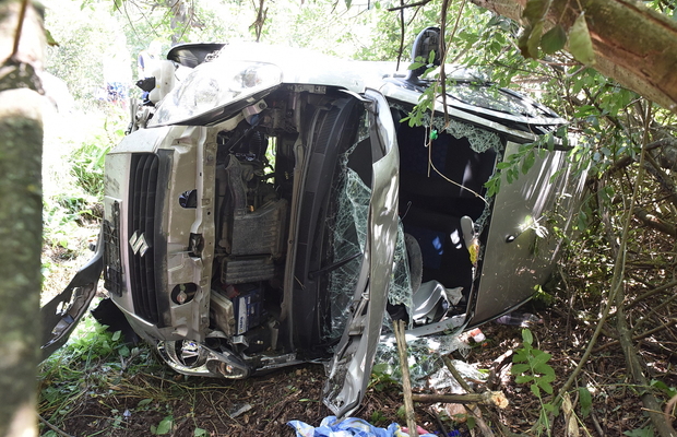 Vad miatt rántott kormányt, a bokrok közé repült