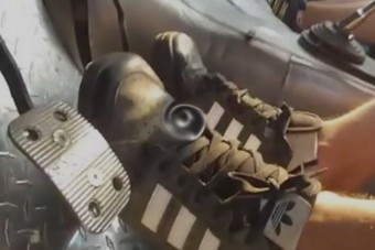 Táncoló fekete sportcipők egy Ladában