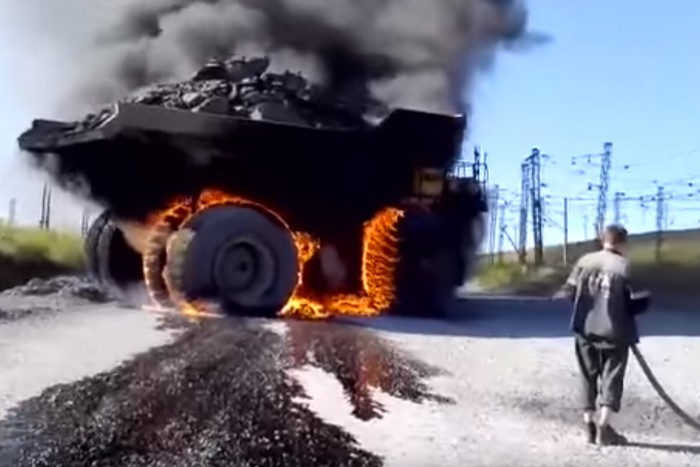 Így néz ki egy 245 tonnás bányagép, ha lángra kap