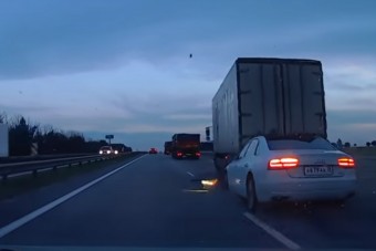 Tényleg a szabályosan lassú autós figyeljen a kétszázzal száguldóra?