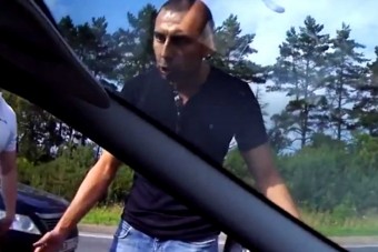 Okos ötlet önjelölt rendőrt játszani közúton?