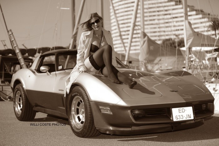 Csupa csinos hölgy alig ruhában, a háttérben autók 3